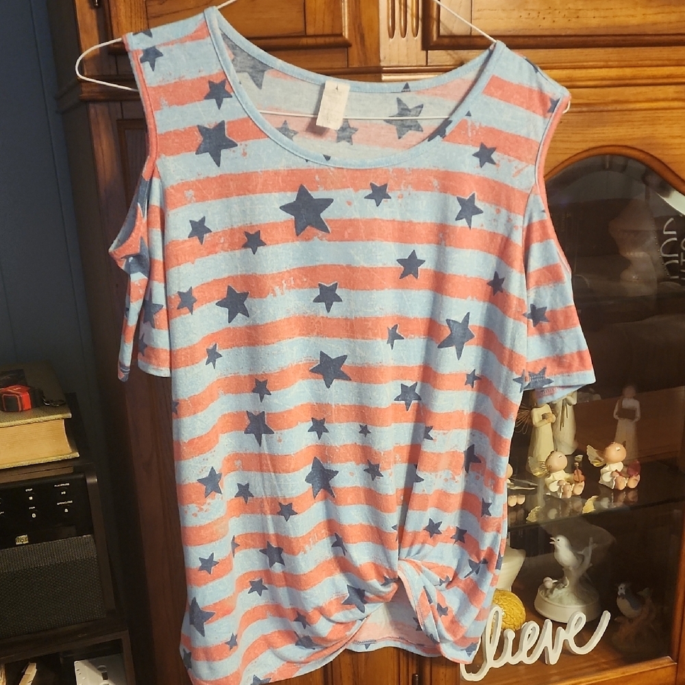 ✨5/$8✨ Blue and Pink Star Patterned Women's Top B4 - Picture 2 of 7